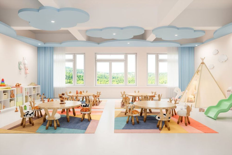 Foto: Heller Kita-Gruppenraum mit kleinen Tischen und Stühlen, Spielecke und Wolken an der Decke