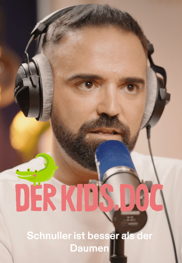 Podcast-Standbild: Mann mit Kopfhörern vor einem Mikrofon, Schriftzug Der Kids.Doc – Schnuller ist besser als der Daumen