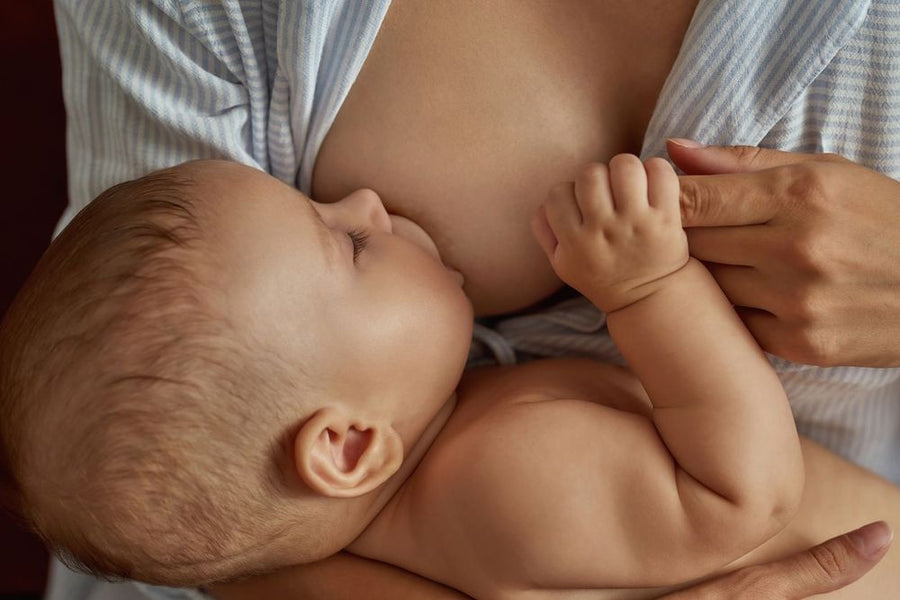 Foto: Baby wird im Arm gehalten und gestillt