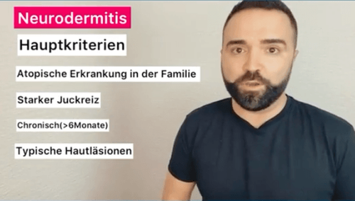 Video-Standbild: Arzt vor grauer Wand, daneben Texttafeln mit den Hauptkriterien der Neurodermitis