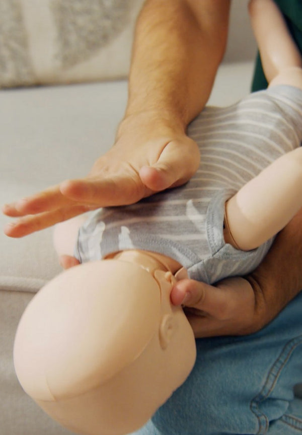 Rückenschlag an einer Baby-Puppe